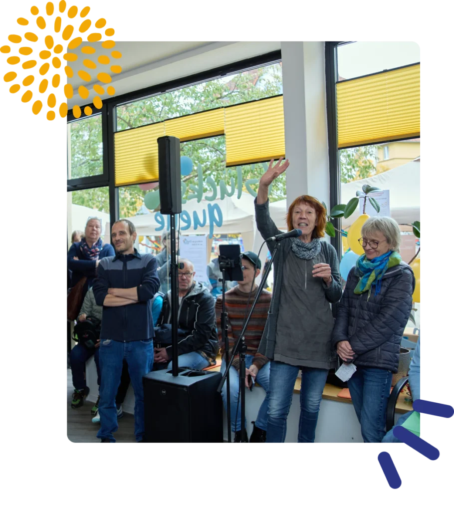 Eröffnungsrede in der Glücksquelle Braunschweig mit Besucherinnen und Besucher