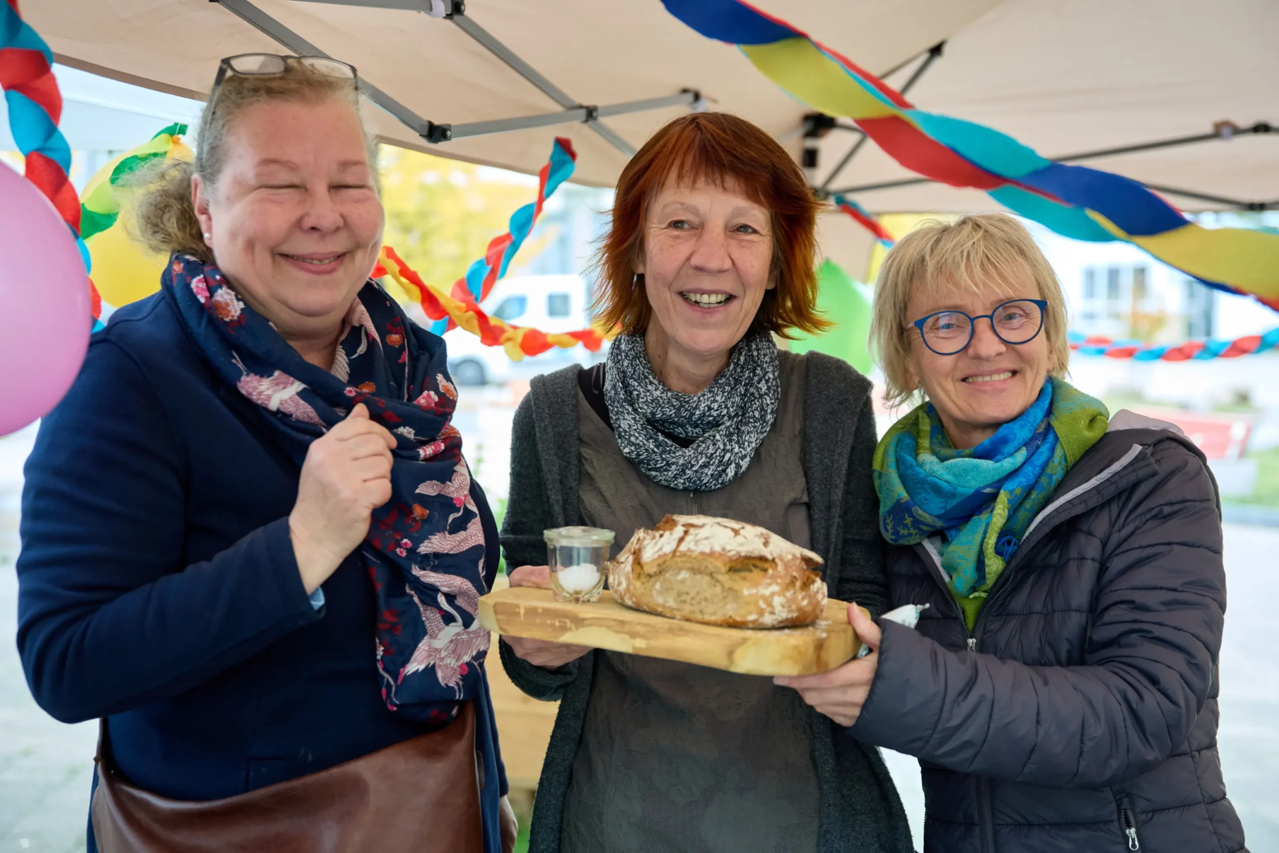 Besucherinnen feiern die Eröffnung der Glücksquelle Braunschweig mit Brot und Salz